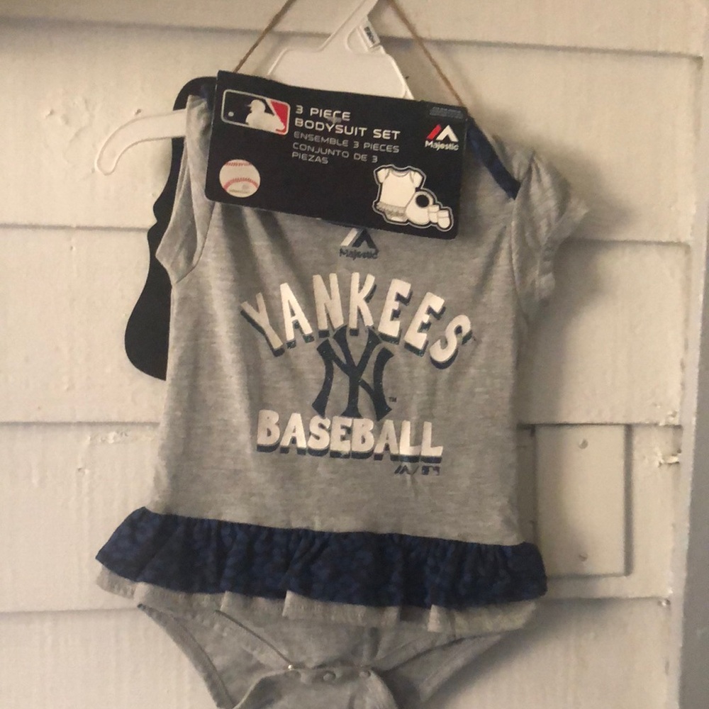Majestic Yankees Baby Bodysuit Set